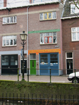 833677 Gezicht op de voorgevel van het pand Gruttersdijk 58-58bis te Utrecht, met boven de garagedeur de onlangs ...